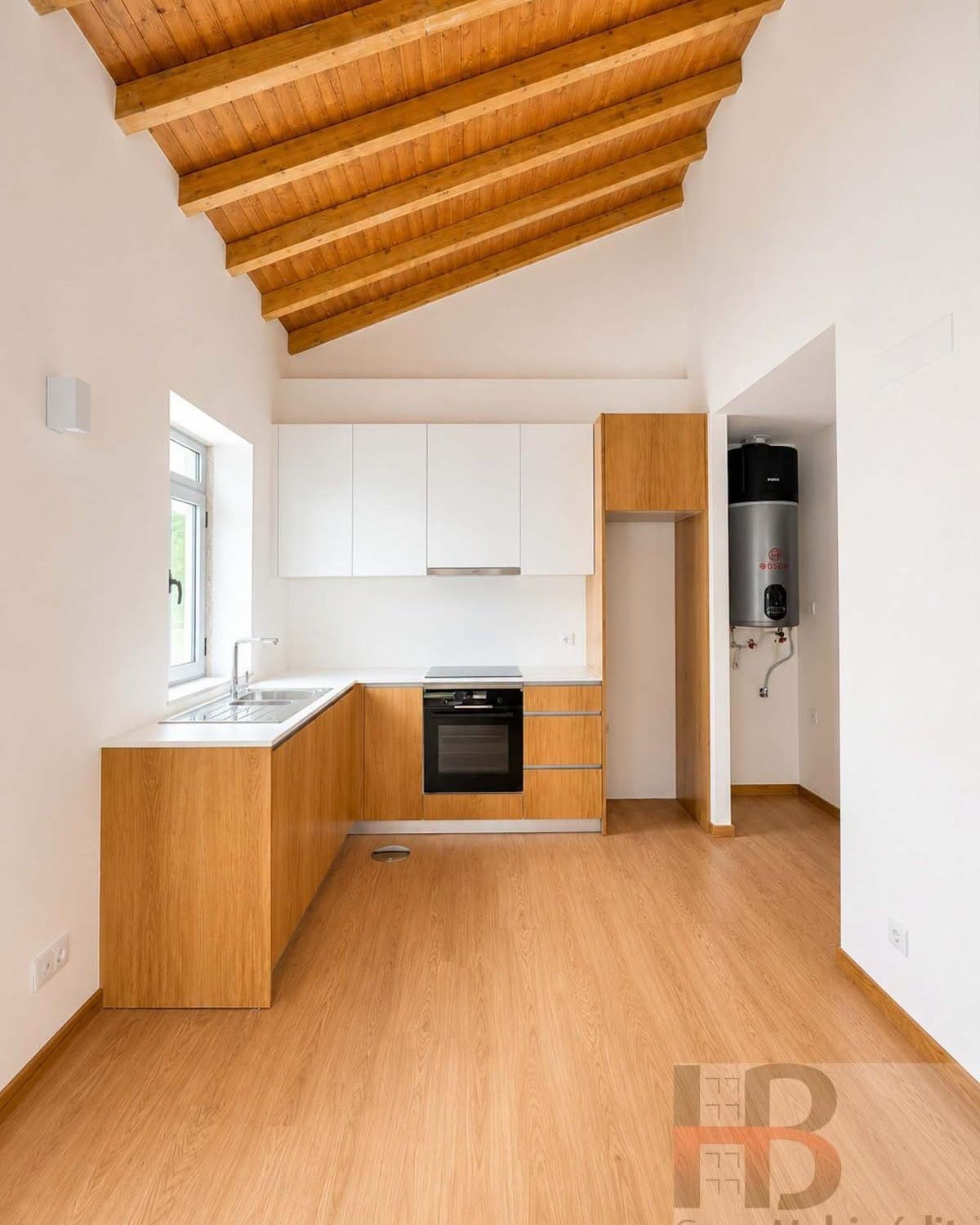Cozinha e sala com teto em madeira