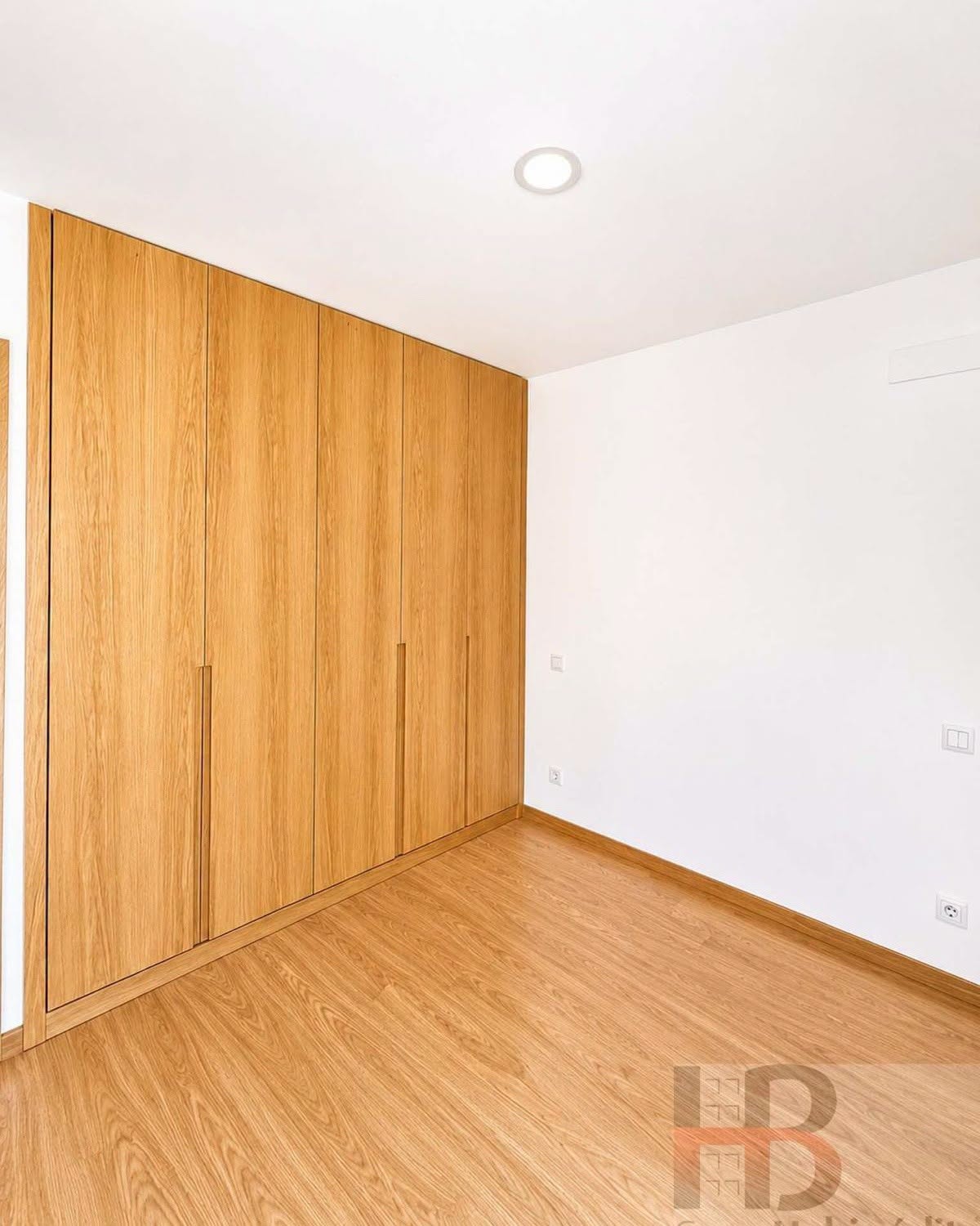 Quarto com roupeiro embutido