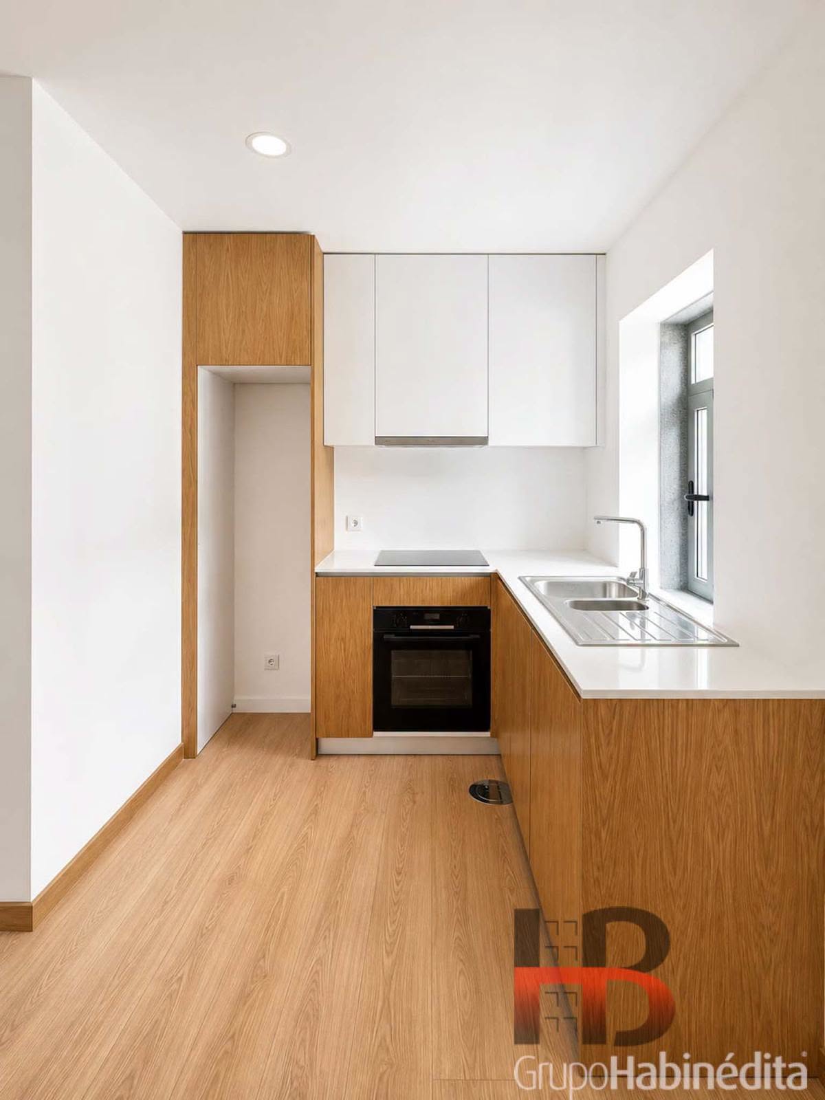 Cozinha contemporânea em madeira e branco
